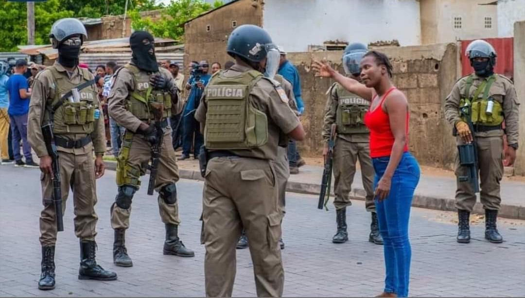 BayanoValy's tweet image. Mozambique women in the streets or on social media have played a significant role in opposing the regime and its oppressive machinery.

This iconic picture captures the moment a Mozambican woman stands defiantly in the face of abusive state authority.