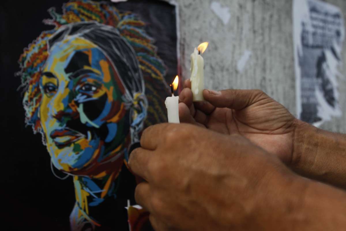 Enfin ! Deux anciens membres de la police militaire de Rio condamnés pour l’assassinat de #mariellefranco élue, militante des droits des  LGBTQI+ et du peuple des favélas. Mais « Ce n’est pas encore la fin car il reste les commanditaires », a rappelé le père de Marielle Franco.