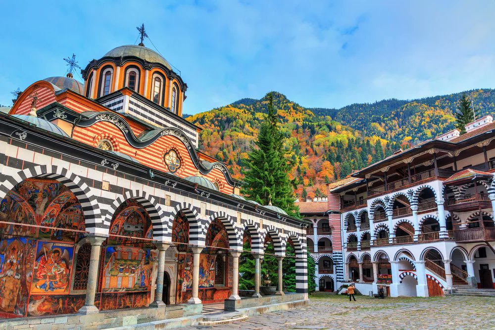 4ecom2024's tweet photo. ✨ Mare de la grisaille ? Envie d'une expérience Erasmus unique ? La Bulgarie est une destination incroyable à la culture et paysages époustouflants ! 🤗 Que ce soit à Sofia ou Varna, chaque ville offre un souvenir inoubliable ! Prêt.e pour l'aventure ? #Erasmus #Bulgarie #Voyage https://t.co/vG7krHk8KC