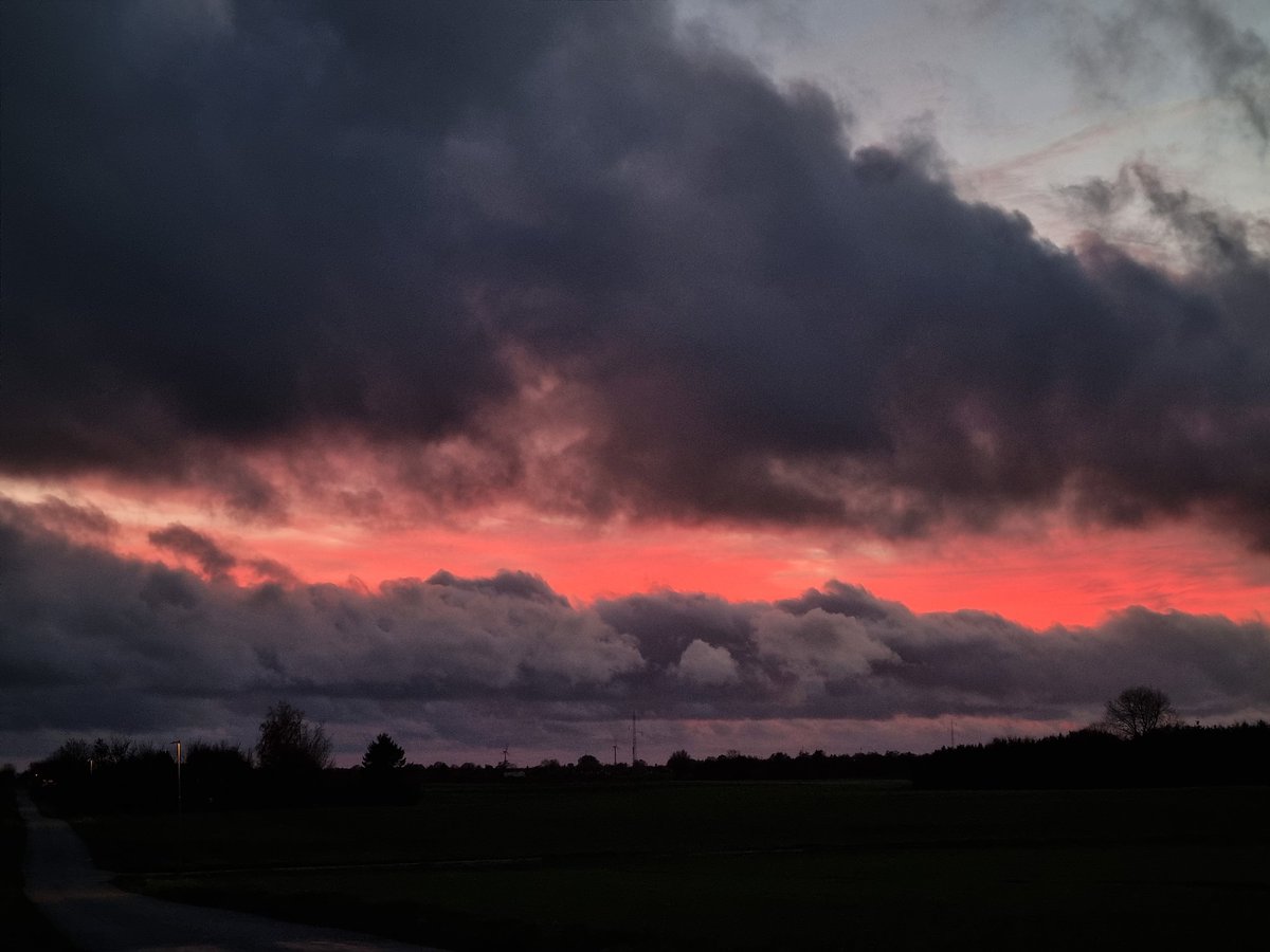 PoofyWithPie's tweet photo. Ominous red #sunset.

#nature #photography #NaturePhotography #clouds #darksky #sky https://t.co/kcsdMjZqhW