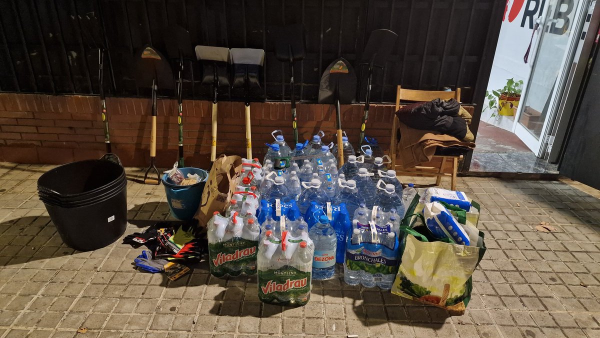 En només dues hores i mitja, #NouBarris s'ha bolcat amb el País Valencià i podem omplir el primer cotxe!

Demà tornarem a obrir per recollir més material, us informarem en les pròximes hores!

Moltes gràcies a totes!