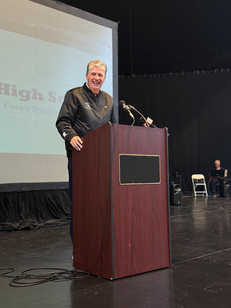 RIDeptEd's tweet photo. This morning, Commissioner @AInfanteGreen was joined by @GovDanMcKee, @LGSabinaMatos, @pvdschools Supt. Montañez, @324Hope AP Camilli, state, city/town/school leaders, &amp; students to announce Act II of RIDE’s #ARTSInitiative. More: https://t.co/TJwMf2Peks https://t.co/HiqKsofZIn