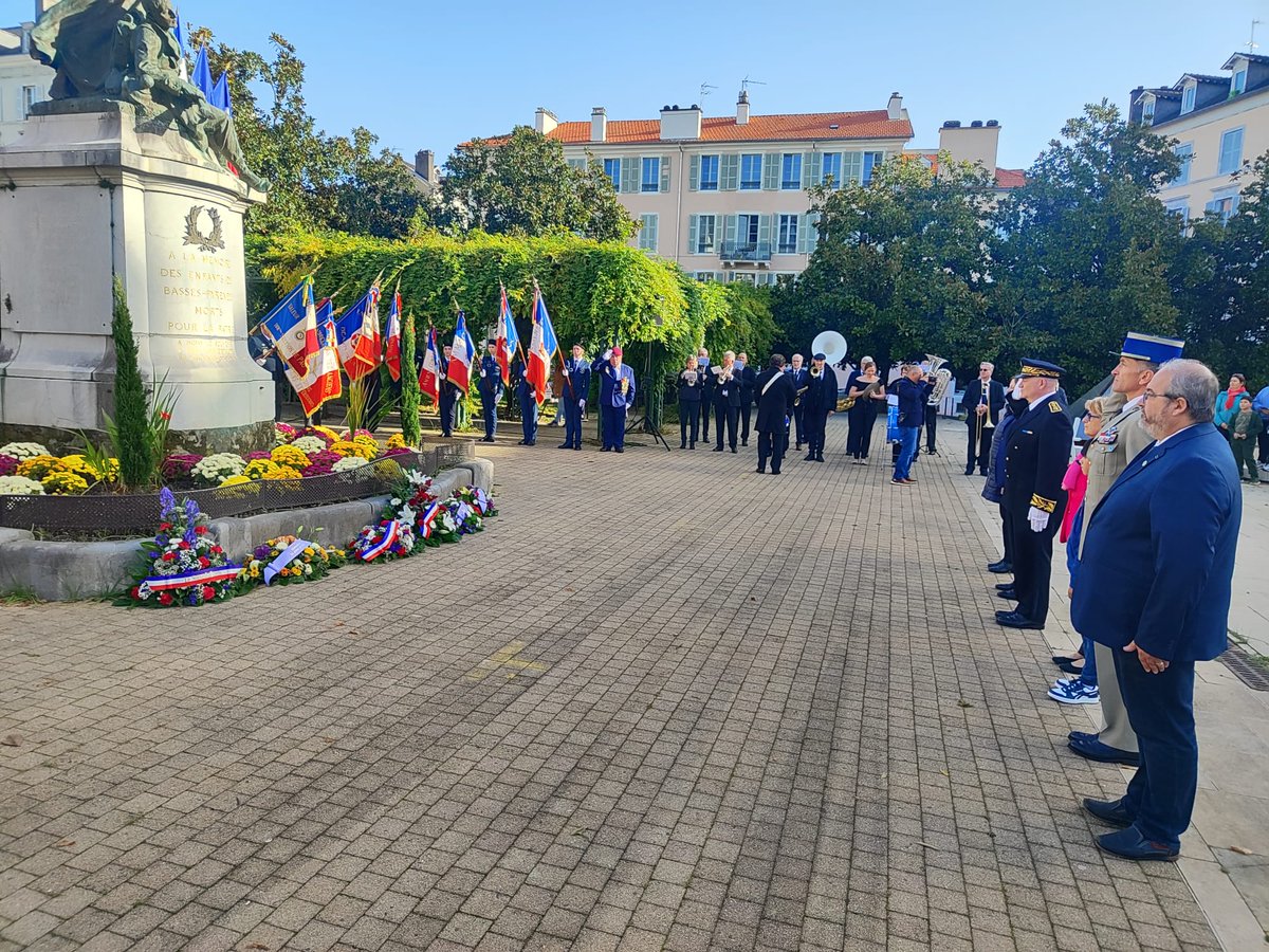 Prefet64's tweet photo. Cérémonie au Monument aux Morts du Souvenir Français à @VilledePau

🕊️ Aujourd'hui, Samuel GESRET, secrétaire général de la préfecture, a eu l'honneur de participer à la cérémonie du souvenir au monument aux Morts, place de la Libération à Pau, à l'occasion des fêtes de la Toussaint. 
Ce moment de recueillement organisé par le Souvenir Français nous rappelle l'importance de la mémoire collective et rend hommage aux femmes et aux hommes qui ont sacrifié leur vie pour notre liberté.

#Mémoire #SouvenirFrançais #Hommage #PlaceDeLaLibération

@ministeredesarmees, @onacvg @ONACVG Nouvelle-Aquitaine