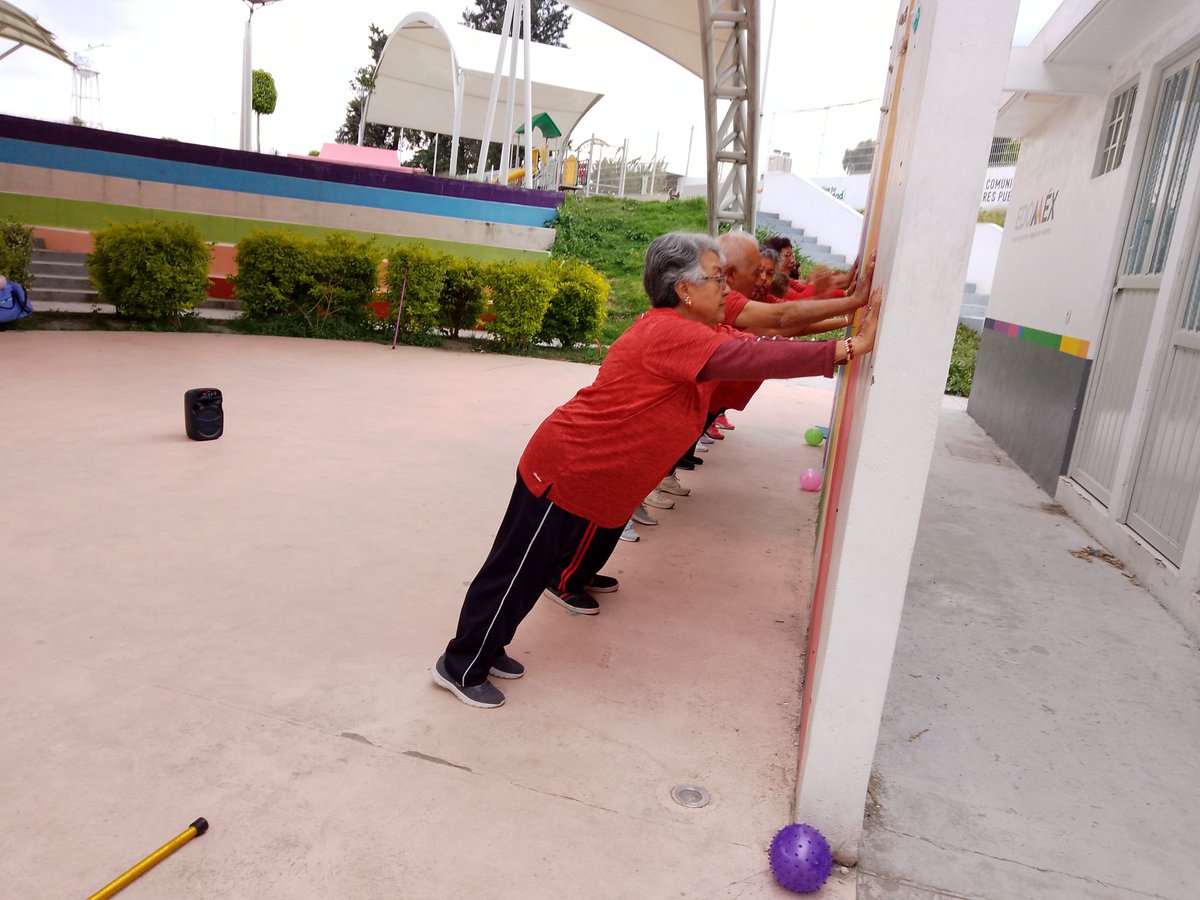RiversNikyta's tweet photo. Los beneficios de resistencia, condición física, cardio y fuerza al realizar de manera frecuente # entrenamiento funciona, en los adultos mayores 🔴🟢 con el #SemáforoDeportivo 🚦junto a la profesora Melina Rivera en el centro deportivo "Los Heroes" Ixtapaluca Estado de México. https://t.co/4uz57lHQI9
