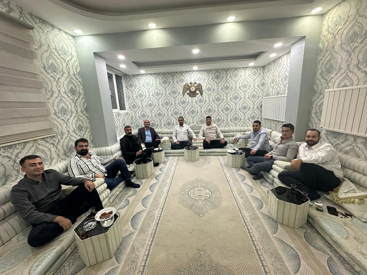 Geçmiş dönem Şanlıurfa Ülkü Ocakları Başkanı Emin Özkutlu 'nun hanesine
kalpleri Şanlıurfa'mız için atan kıymetli gönül dostlarımızla misafir olduk. 

Gönül sofrasını bizlere açan kıymetli Başkanım Emin Özkutlu 'nun nazik misafirperverliği için teşekkür ediyoruz. #şanlıurfa #urfa