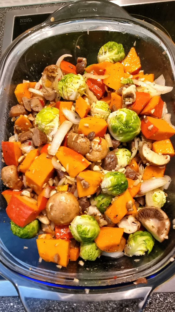 herzenskueche's tweet photo. Mal wieder was herbstlich leckeres.
Geht auch als One-Pot-Gericht durch😃
#food #healthy #autumn2024 #Herbst #fitnessfood #gesund #kochen #homemade #kürbis #rosenkohl #Champignons #knobi #Maronen #Zwiebeln #Rosmarin #Olivenöl #onepot https://t.co/8DDJH9600q