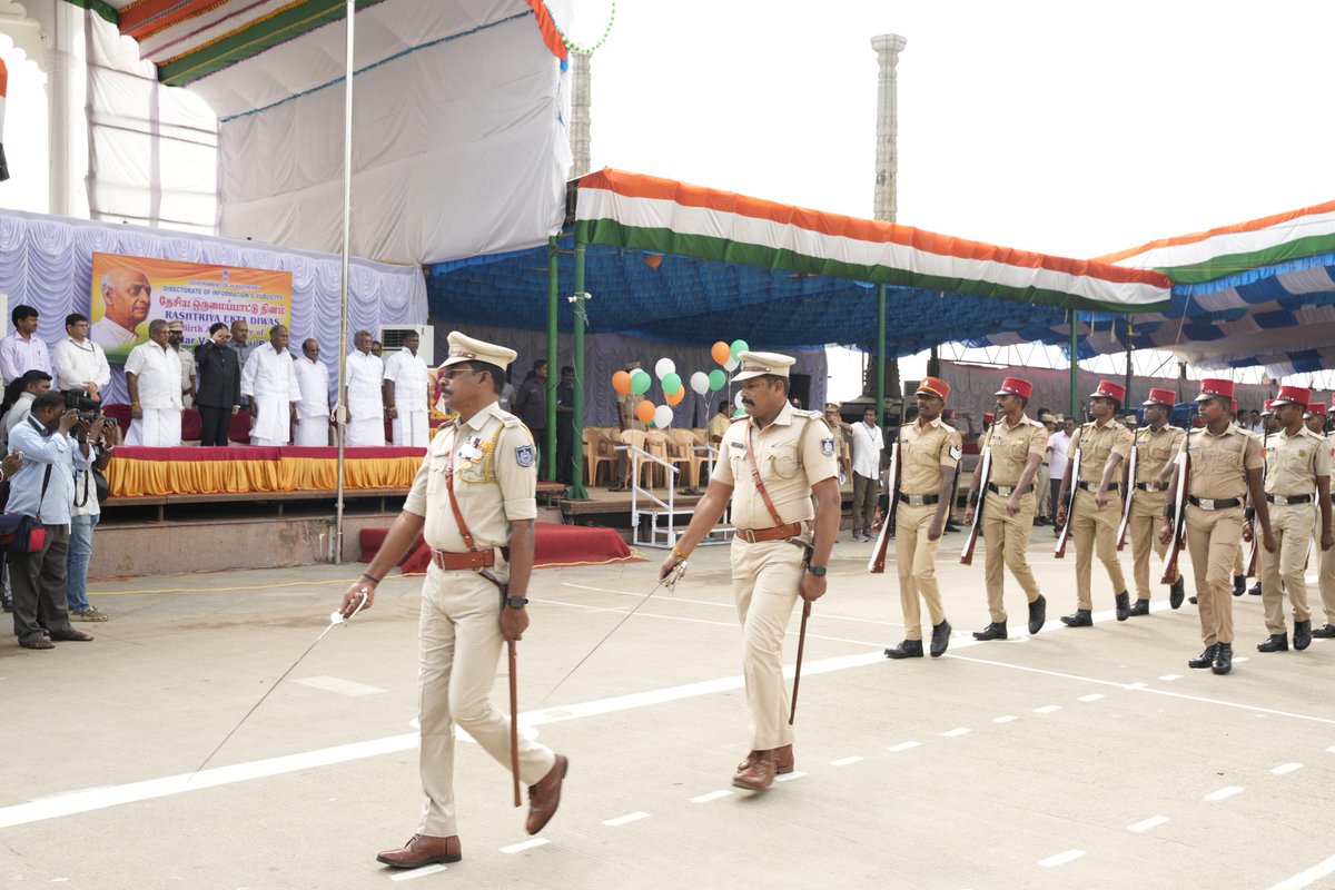 LGov_Puducherry's tweet photo. Paid tributes to #IronMan of India #SardarVallabhbhaiPatel on his Birth Anniversary #RashtriyaEktaDivas, along with Honb #CM. Inspected Guard of Honour & administered the #NationalUnityPledge.
@rashtrapatibhvn @narendramodi @AmitShah @mygovindia @PIB_India @MinOfCultureGoI https://t.co/DOYjwb50Le