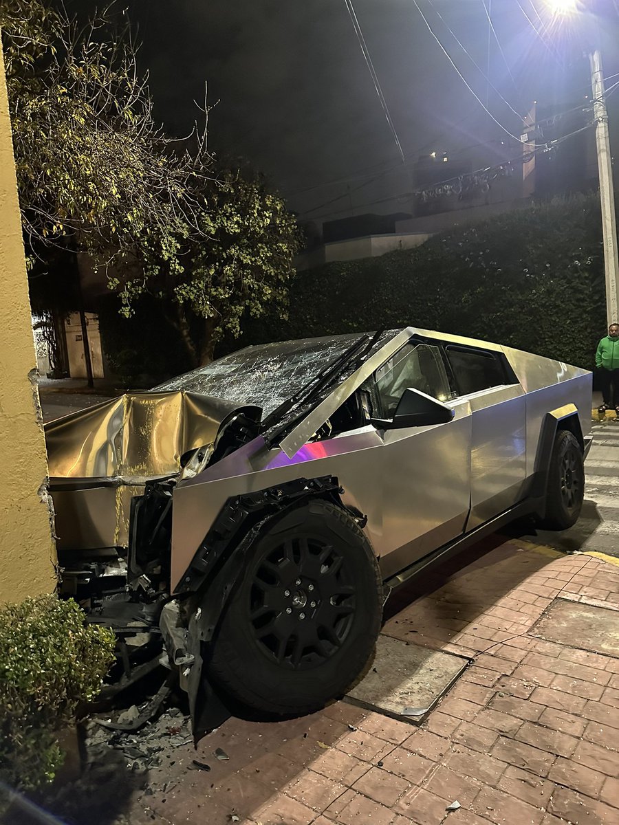 🇲🇽 • Camioneta Cybertruck impacta en una vivienda en Ciudad de México