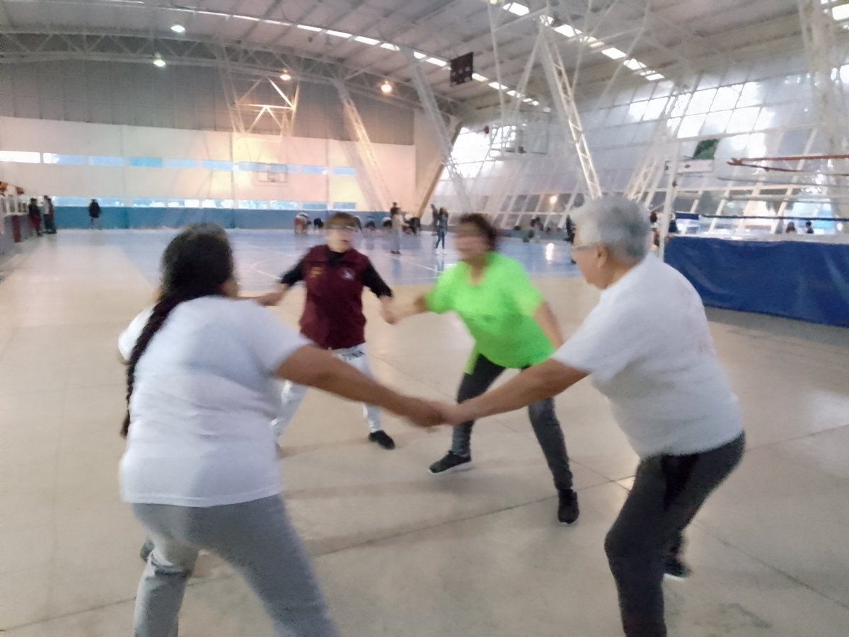 RiversNikyta's tweet photo. Entrenamiento funcional con las adultas mayores de "4 VIENTOS" de Ixtapaluca Estado de México, junto a la Profesora Melina Rivera, activando el #SemáforoDeportivo 🔴🟡🟢 con el apoyo de la fundación @FAHHdeporte. https://t.co/ipSe35MSdK