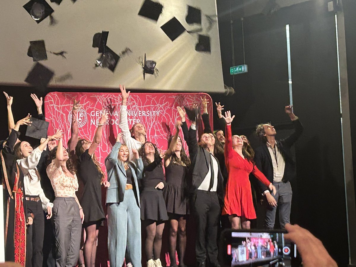 camilla (@camillabellone) on Twitter photo Congratulations to all the students of the <a href="/NeuroGeneva/">Geneva University Neuro🧠Center</a> who graduated today! Unbrace uncertainty and you will be successful (citation from @teuntoonenaug ) Congratulations to all the students of the <a href="/NeuroGeneva/">Geneva University Neuro🧠Center</a> who graduated today! Unbrace uncertainty and you will be successful (citation from @teuntoonenaug )