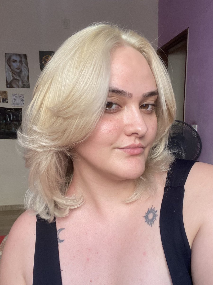 KatsukiLay's tweet image. Layla skim loira está de volta!