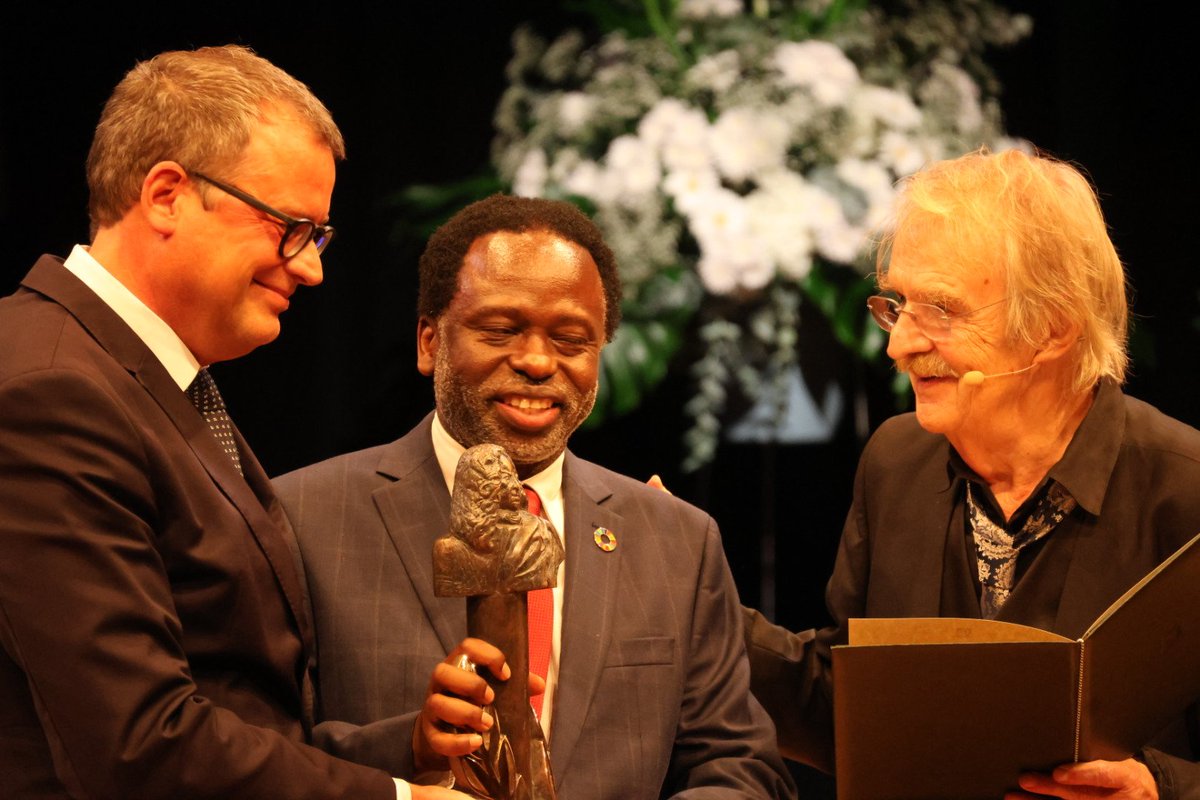 Daniel_Karthe's tweet photo. Congratulations to @UNUniversity Rector @tmarwala for receiving the #Carlowitz award in #Chemnitz tonight in recognition of your achievements as our Rector, and your role for pioneering #AI for #PlanetaryHealth, economic #prosperity and #SocialDevelopment. #SDGs https://t.co/oCXsZrHDVK