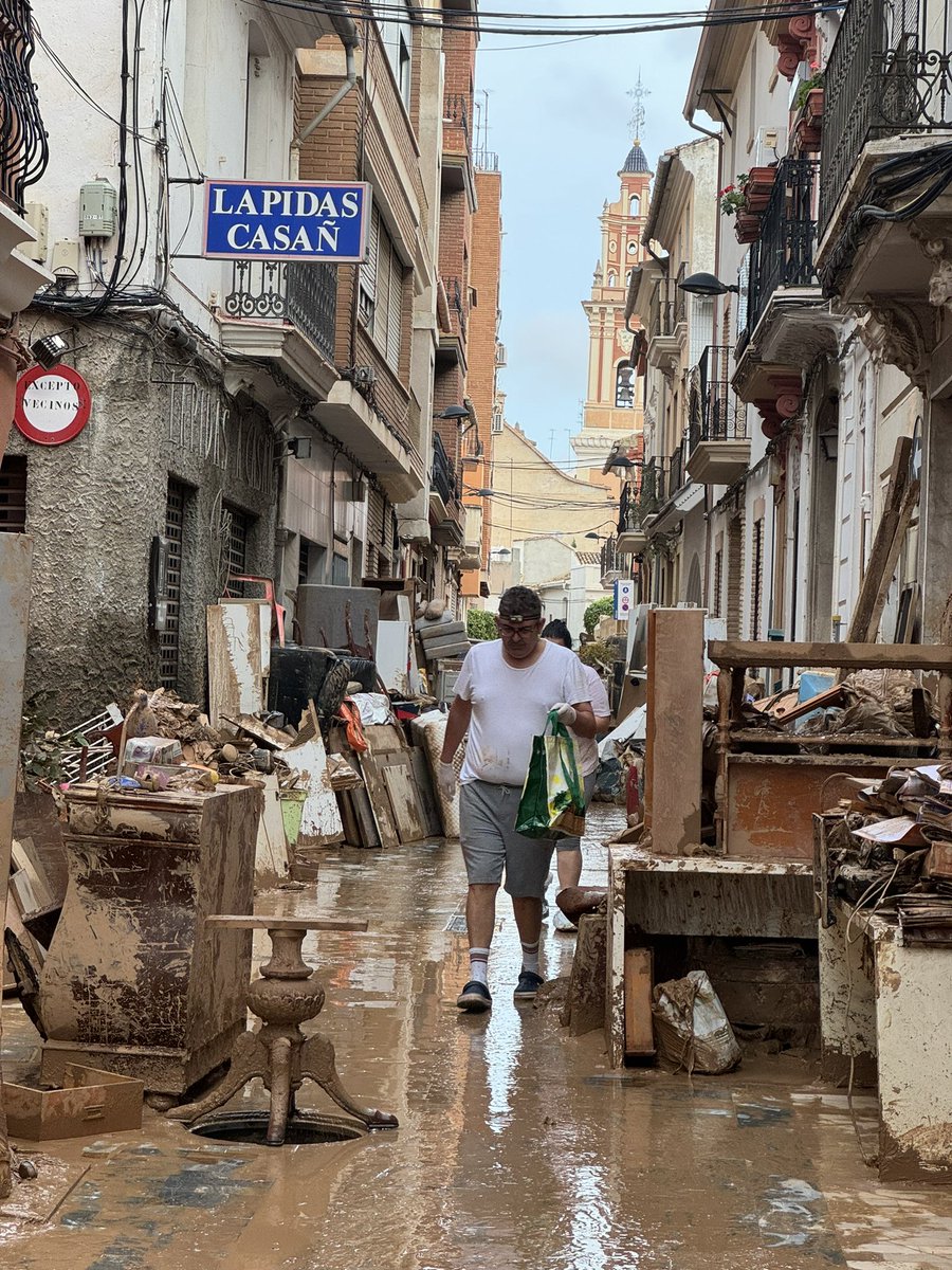 babyguana's tweet photo. Hoy hemos ido a ayudar a Catarroja. 

Consejos por si vais mañana:

Han llevado ya mucha agua, falta  comida.

Llevad cubos, palas y guantes.

Llevad un par de calcetines y de zapas extras para la vuelta.

No vayáis en coche.

Hay mucha agua estancada, cuidado con los virus y bacterias, llevad medidas preventivas. Desinfectante, gel hidroalcoholico…