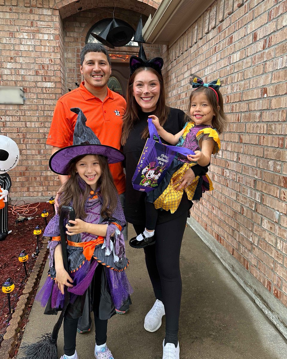 tothefrontier's tweet photo. 👻 Trick or Treat! 🎃 Check out Frontier Marketing’s Halloween costumes!

#FrontierMarketing #ToTheFrontier #SmallBusiness #DigitalMarketing #Marketing #SocialMedia #SEO https://t.co/yZ5XZKDuHs