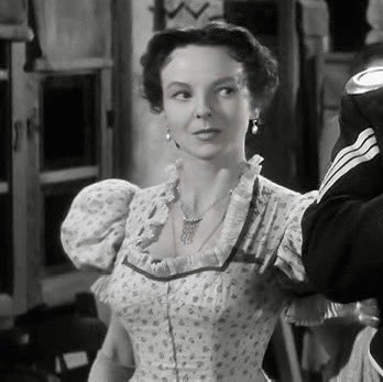 LoveOldMoviez's tweet image. #AnneLee starred as Emily Collingwood in #FortApache. She was a British actress whose breakthrough role was in How Green Was My Valley, who also toured &amp;amp; entertained allied troops with the U.S.O. during WWII. Late in life she was paralyzed from the waist down in a car accident.