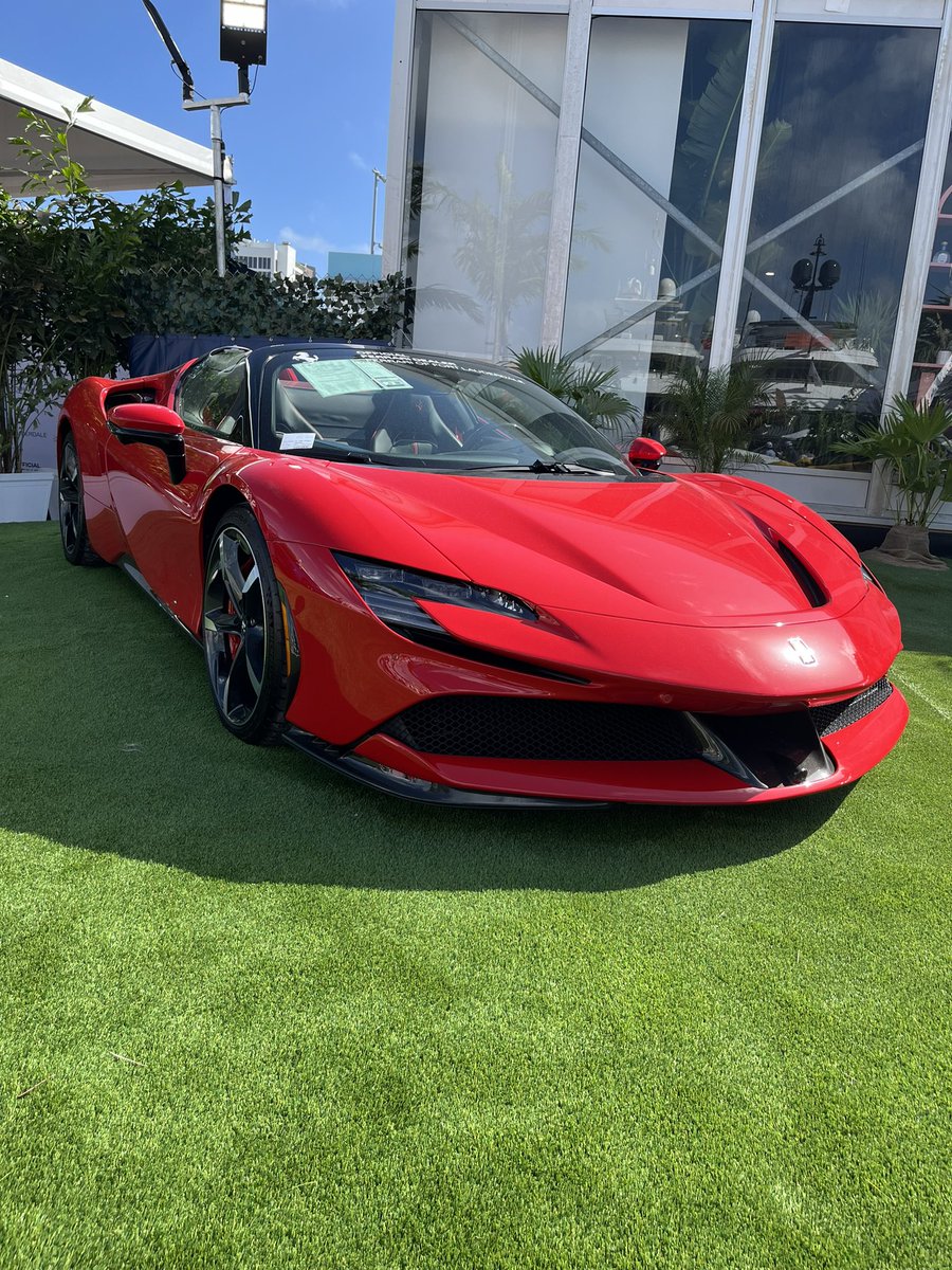 BrettBAuto's tweet image. Saw some cool Ferraris at #FLIB today.