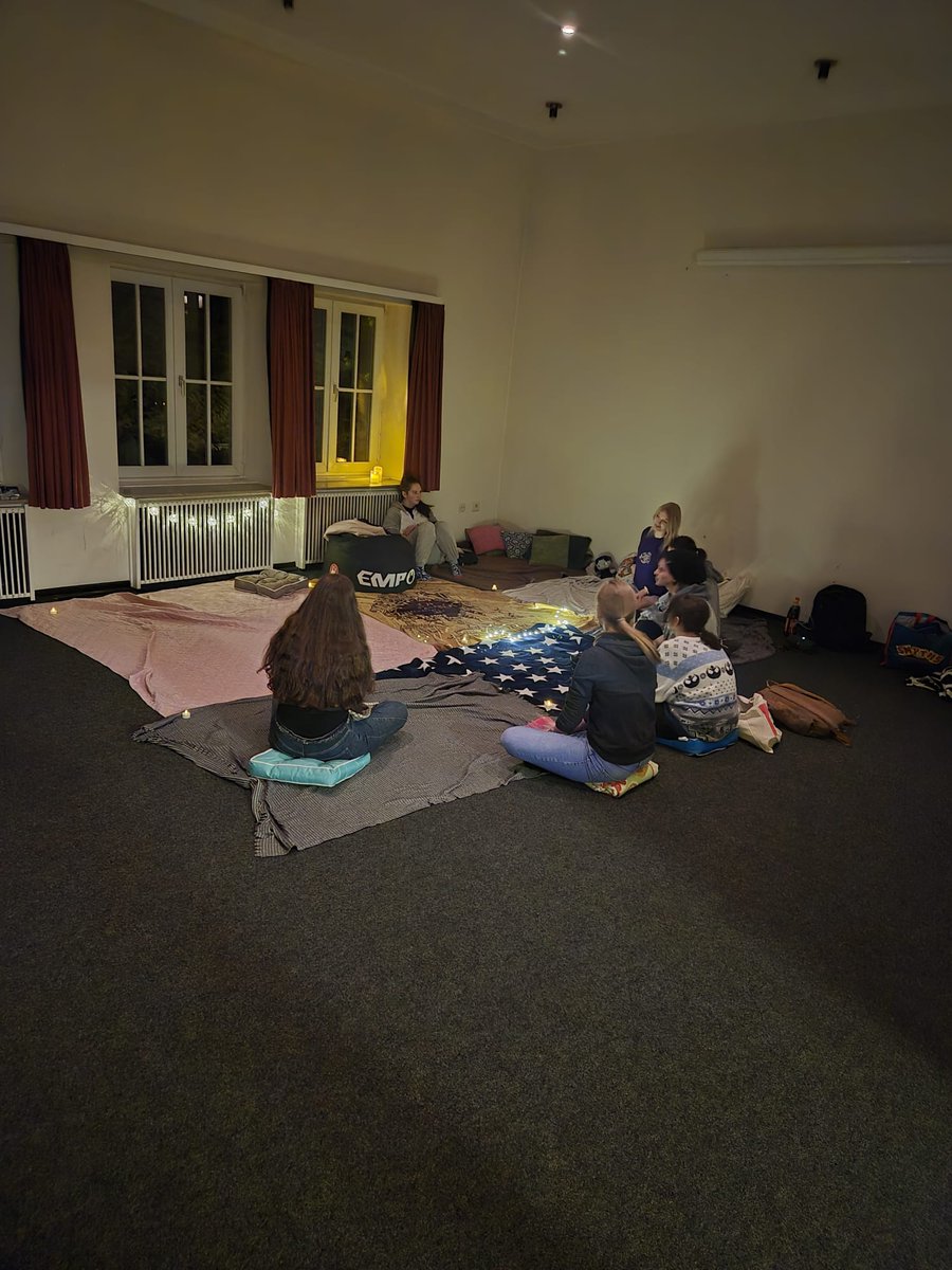 ✨ Cozy Gaming Girls Night ✨

Unsere cozy Girls Night ist im vollen Gange 😇
Es ist nicht nur unglaublich bequem, sondern es gibt auch noch heißen Kakao und eine riesige Menge Verpflegung ☕