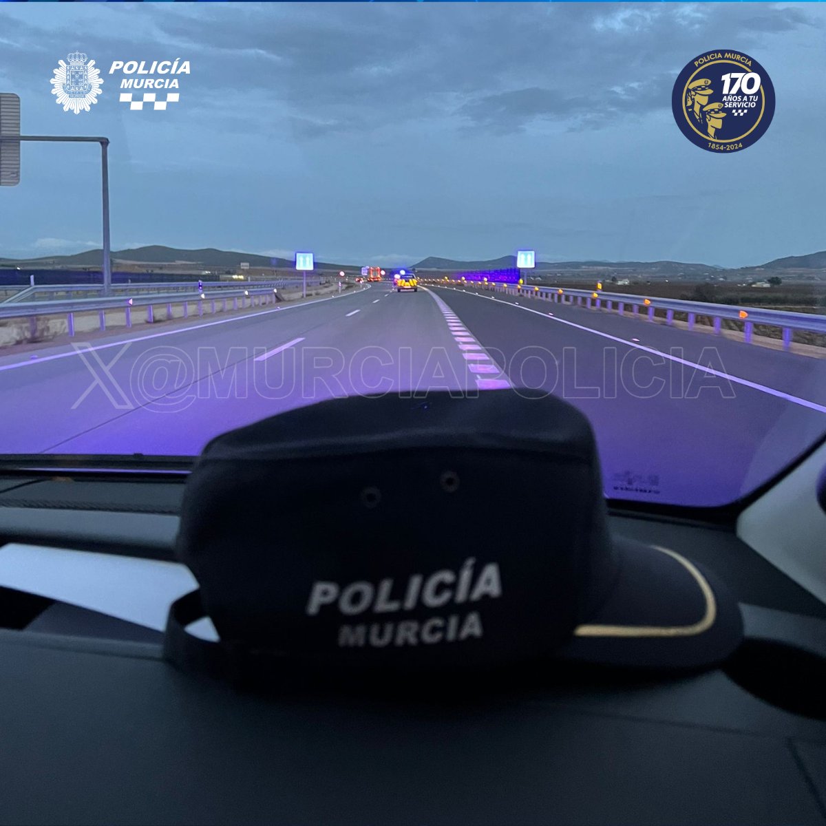 Llegando al puesto de mando en #Alzira, 17 compañeros junto con 10 bomberos y otros 10 efectivos de Protección Civil, para colaborar en las labores de búsqueda y rescate.