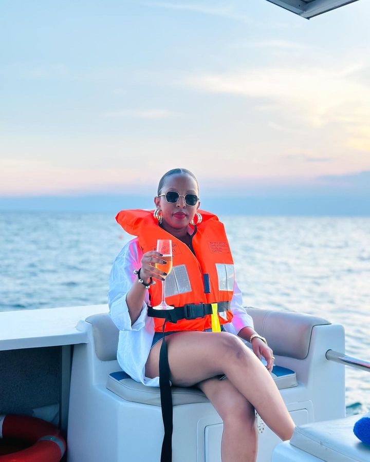 visitrumonge's tweet photo. 😍 it’s Yousla Keza again 🔥🔥🌺🌹💐🌸🌼🪷 at @visitrumonge !! Take a look 🤩
#mawimbi #sunstonebeach #Burundi https://t.co/YcDY3fxJUA