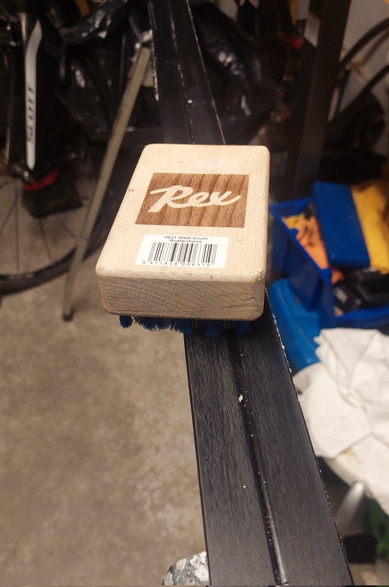 Marraskuu ja pihalla sataa lunta, joten haetaan vähän tuntumaa suksien voiteluun.