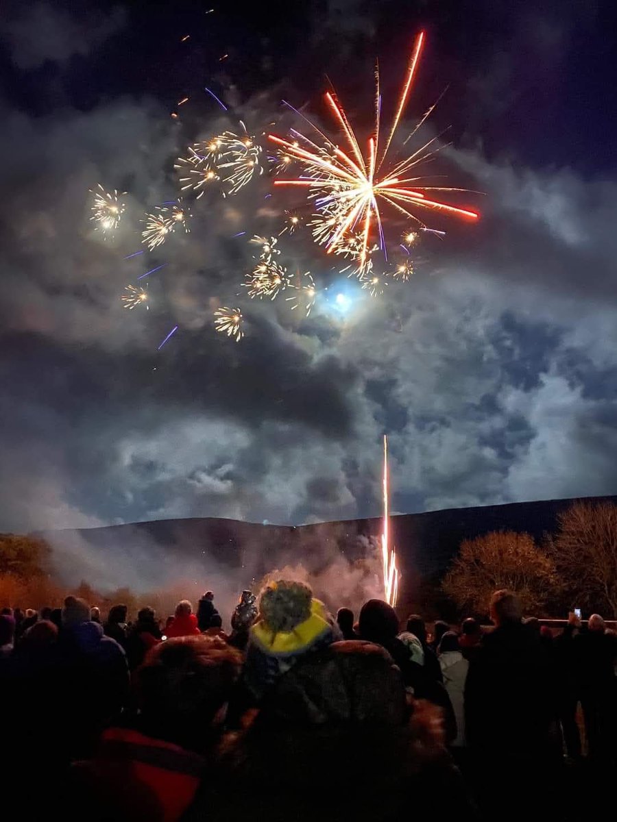 EdaleBonfire's tweet photo. This time tomorrow! 🔥💥

(Great photos from people who enjoyed the bonfire in previous years).

#bonfire #bonfirenight #fireworks #edale #hopevalley #peakdistrict #derbyshire https://t.co/5lYe1JGPKC