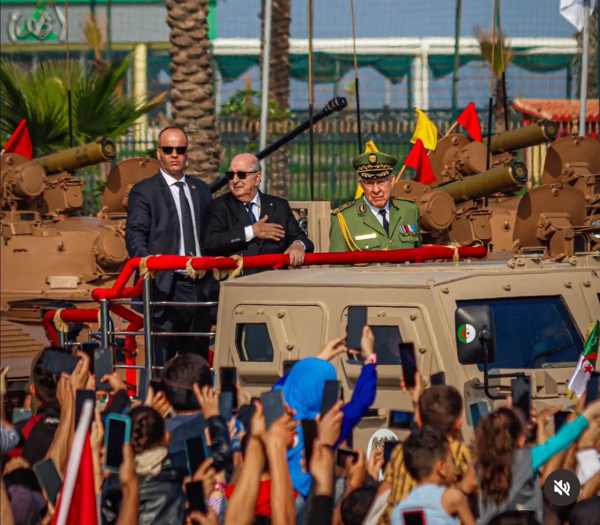 جيش،شعب معاك يا #تبون 🇩🇿 
تفويض شعبي للقيادة  السياسية والعسكرية للتعاطي بكل حزم مع كل ما يقوض أمننا القومي الجزائري