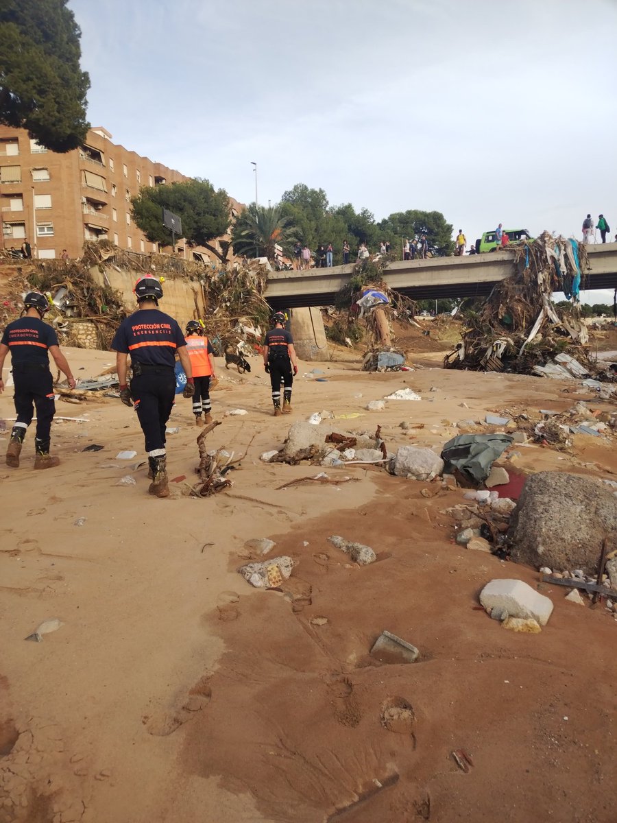 PC_Comarca_Eo's tweet photo. ℹ️ El equipo desplegado en Valencia para prestar auxilio en la catástrofe ocasionada por la Dana, finaliza las labores encomendadas en el día de hoy.

🐕‍🦺 La Unidad Canina ha rastreado los cauces fluviales y zonas afectadas por la avenida.

🎥 Imágenes de los trabajos realizados. https://t.co/ie85GyrPd6