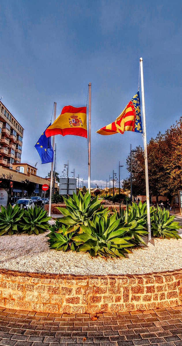 Op maandagochtend land je...
Op dinsdag wijzig je de route.... 
Op vrijdag is het de 2e nationale dag van  rouw.... 
Hartverscheurend 💔💔
#Valencia #Spain