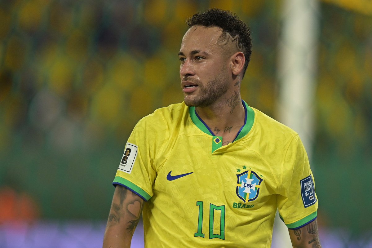 FabrizioRomano's tweet photo. 🚨🇧🇷 Brazil head coach Dorival Jr: “I can confirm that Neymar made himself available to be here with, but having played little minutes since the injury we respect the decision of his club”.

“We will be ready for his return in the next call up where he will be ready”. https://t.co/KeY255L46l