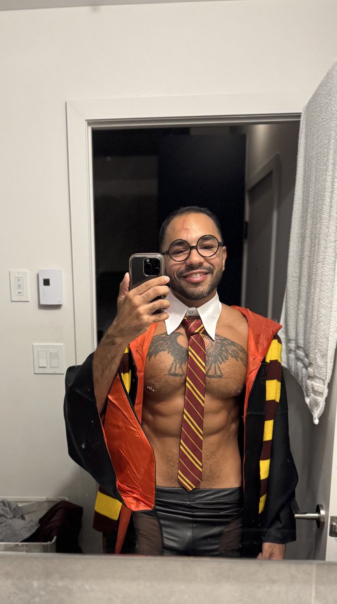 lbhotnhere's tweet photo. Trick or treat 👻 🎃 https://t.co/epTDb3uabw