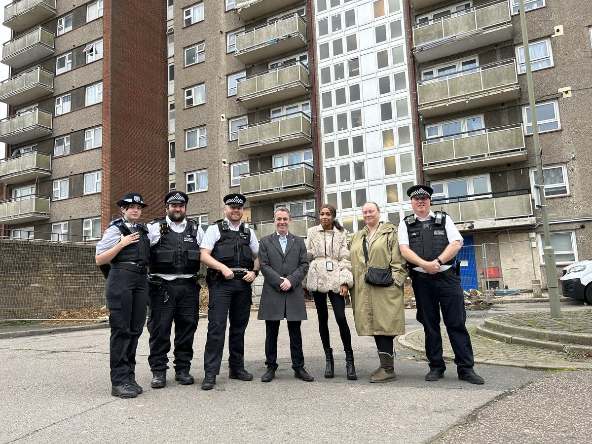 DavidPintoD's tweet photo. Thank you to @MPSHendon and @BarnetHomes for showing me today the action they’re taking to tackle crime and antisocial behaviour on the Belle Vue Estate and across the ward https://t.co/4GjyFMfzi1