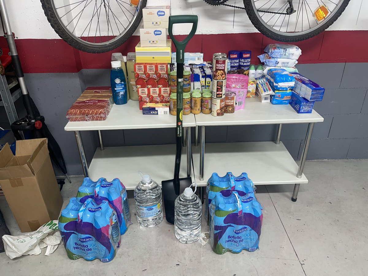 __joseplaza99's tweet photo. Estamos haciendo una recogida para ayudar a las familias de valencia, el camion sale el domingo por la tarde noche, para cualquier persona que quiera y pueda ayudar estamos en CALLE ESCRITORA MARGARITA DURAS N30. #DANA #INUNDACION https://t.co/tFqFpDrgUV
