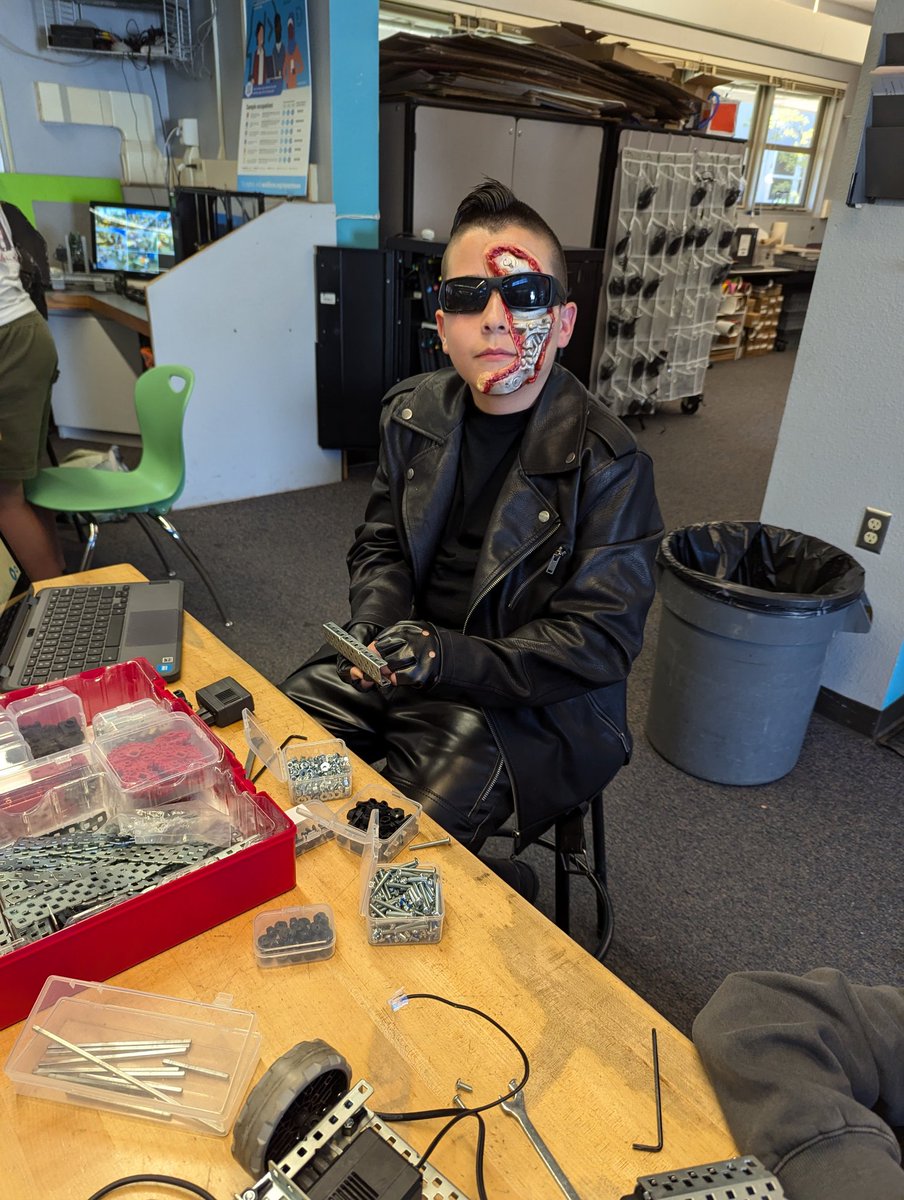 T2 cyborg building robot in #DePortolaGTT !
Skynet initiated! <a href="/VEXRobotics/">VEX Robotics</a> <a href="/FirstRobotics/">First Robotics LC</a>