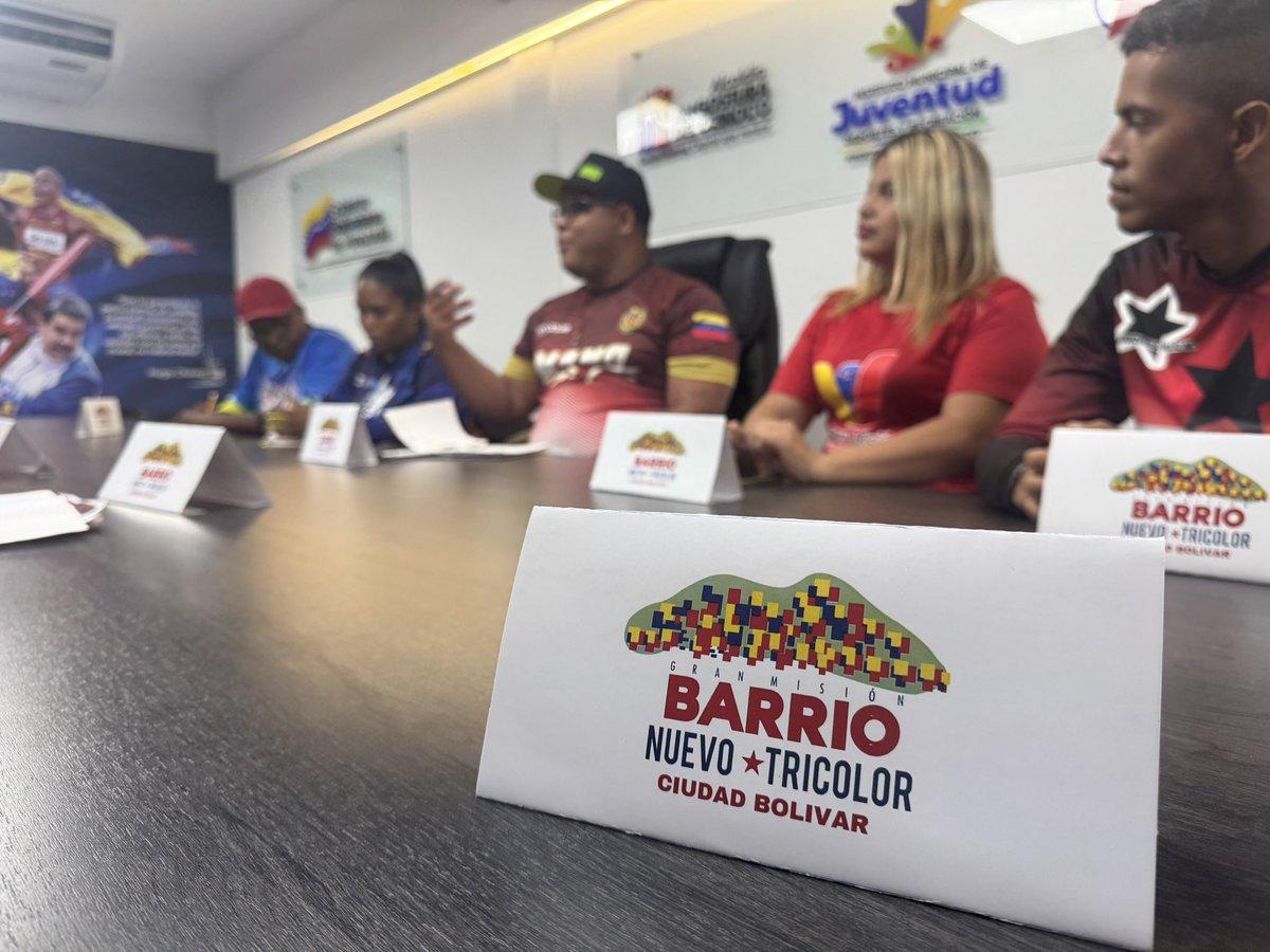 En este momento me encuentro en una reunión de trabajo con los enlaces parroquiales del PSUV del Municipio Angostura del Orinoco para coordinar esfuerzos, desde la Gran Misión Barrio Nuevo Barrio Tricolor, para seguir cambiando la cara de nuestros sectores.