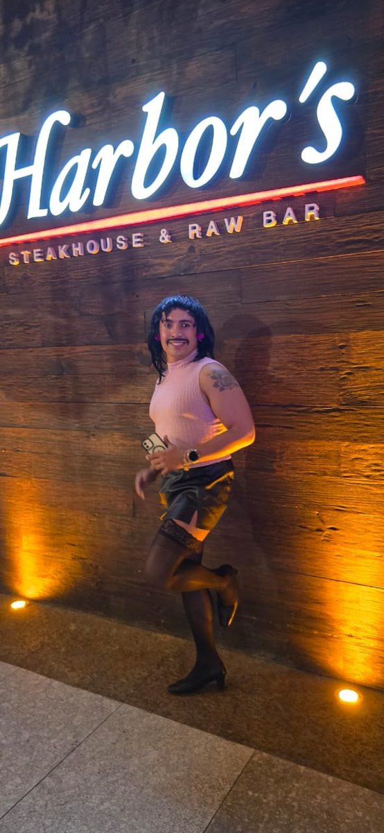 EmmanuelEnMix's tweet photo. #DatoRelevanteDelDía
Eso es ser fanático de "hueso colorado" joven poblano disfrazado de Freddie Mercury (versión I WANT TO BREAK FREE) ganó el concurso de disfraces en la noche de Halloween en un restaurante 😆🤩🎃🎃🎃 https://t.co/hOo9HbVNLT