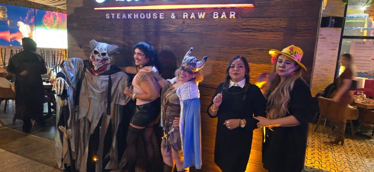EmmanuelEnMix's tweet photo. #DatoRelevanteDelDía
Eso es ser fanático de "hueso colorado" joven poblano disfrazado de Freddie Mercury (versión I WANT TO BREAK FREE) ganó el concurso de disfraces en la noche de Halloween en un restaurante 😆🤩🎃🎃🎃 https://t.co/hOo9HbVNLT