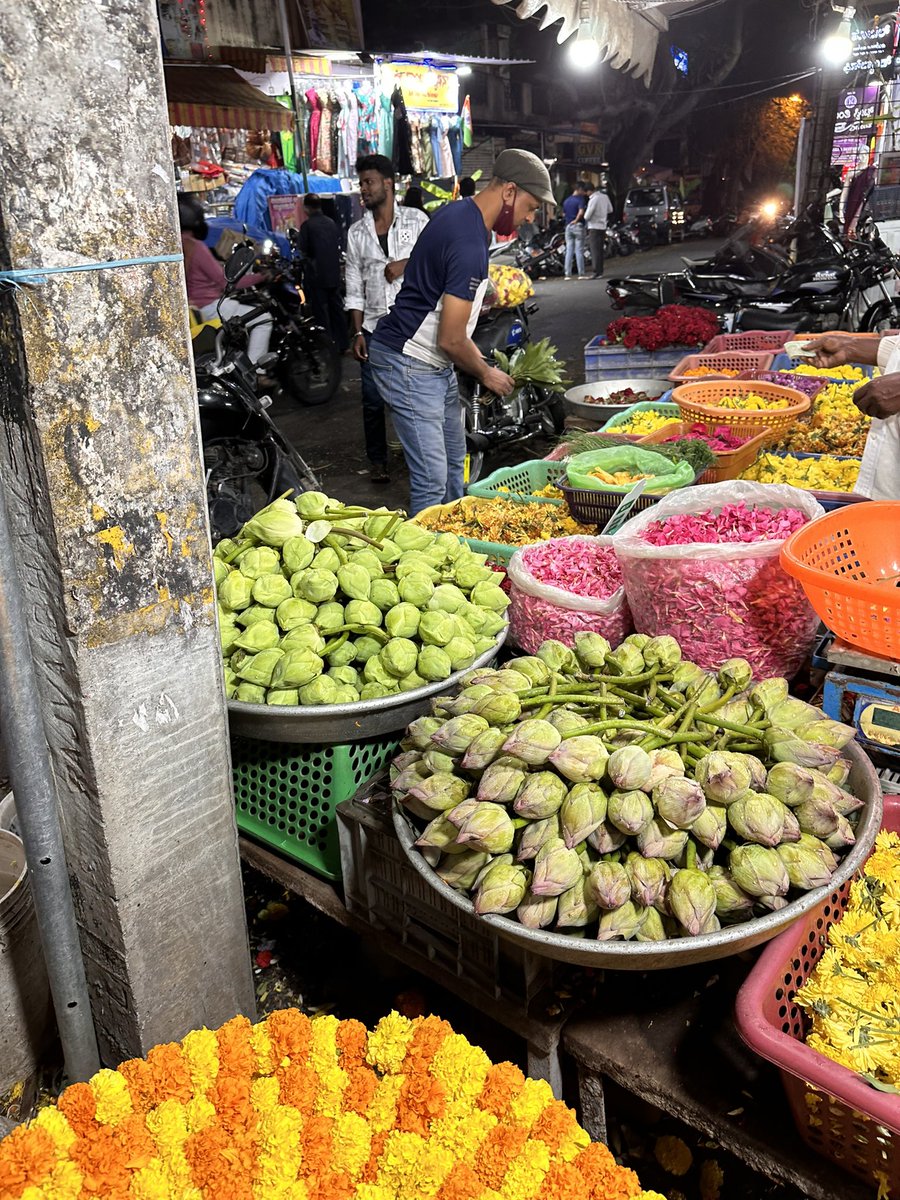 Pratvii's tweet image. Vijayanagara flower market.
#bengaluru #market #randompics #deepavali #india