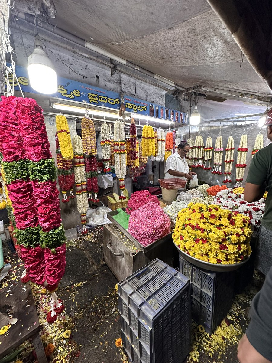 Pratvii's tweet image. Vijayanagara flower market.
#bengaluru #market #randompics #deepavali #india