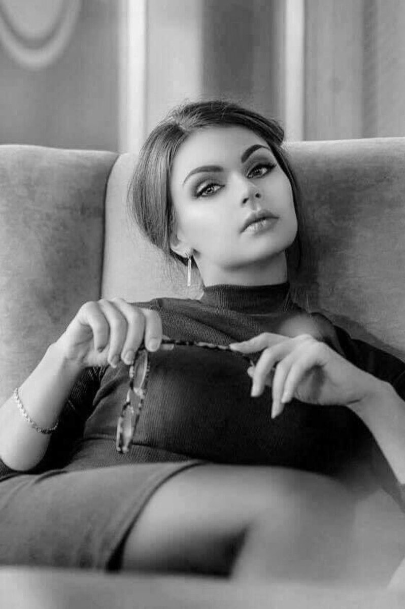 عندما يقف ضدك الجميع
فهذا لايعني أنك على خطأ 
لا تتجمد مكانك أو تتراجع الى الوراء
استمر في التقدم 
فقد تكون أنت الصواب في الزمن الخطأ 
.
صفصافة النهر تنظر في عجب
ألايمل النهر من هذا التعب 
ويظل يجري الى الأبد

.
#رواية
#الصرح_الأدبي
#رواية_الغرام
#رصيف_الصمت
#طائر_الحكمة_قال_لي