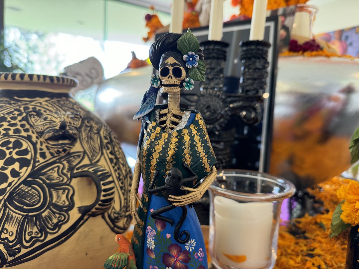 En la residencia de 🇺🇸 en 🇲🇽 también celebramos el Día de Muertos y recordamos a nuestros seres queridos, sus vidas y las memorias que quedan en nuestros corazones #SomosFamilia