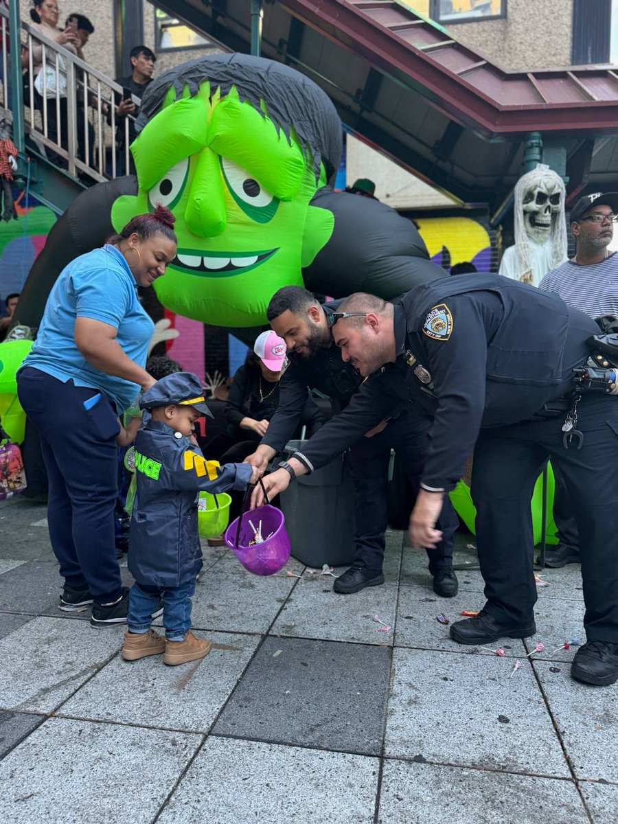 NYPD83Pct's tweet photo. Your 83 Officers were out last night ensuring everyone’s safety during all the Halloween festivities!

Thank you to Tonys @BestPizzaInBK for putting together an amazing event on Knickerbocker. 

&amp; our Commanding Officer ended up finding a future 83 cop! 

Happy Halloween 👻 https://t.co/FhXz6Y6J5C