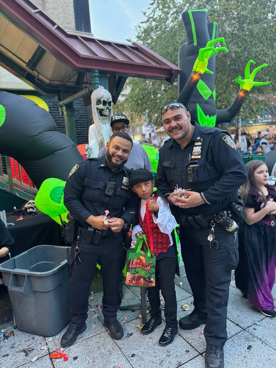 NYPD83Pct's tweet photo. Your 83 Officers were out last night ensuring everyone’s safety during all the Halloween festivities!

Thank you to Tonys @BestPizzaInBK for putting together an amazing event on Knickerbocker. 

&amp; our Commanding Officer ended up finding a future 83 cop! 

Happy Halloween 👻 https://t.co/FhXz6Y6J5C