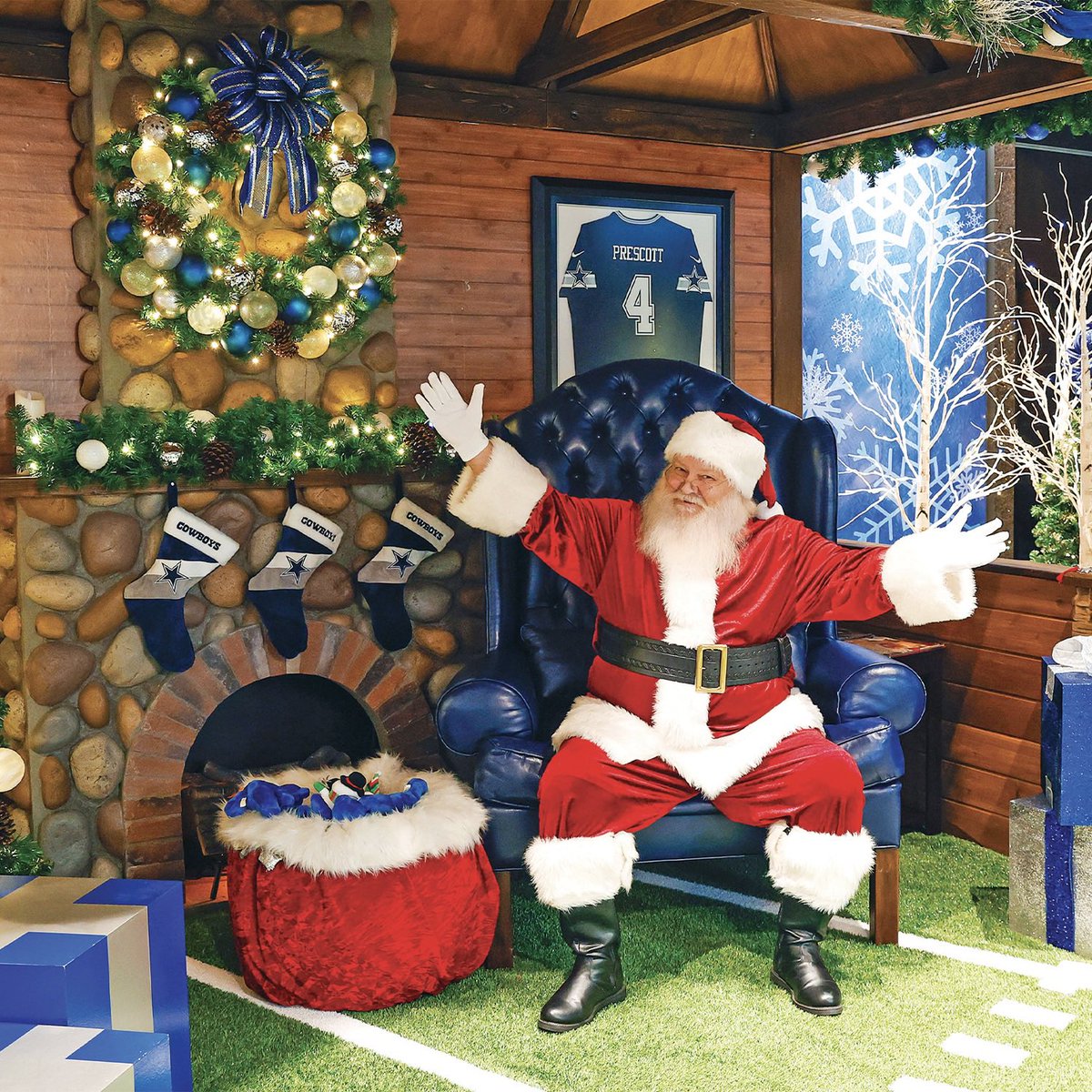 Santa Claus is coming to town!!! 🎅✨
 
Santa at The Star presented by Monument Realty will welcome the jolly man himself to his Cowboys fan-themed set at #TheStarinFrisco starting Friday, November 22 – Tuesday, December 24! 🎄
 
Photo packages include a printed 5×7 photo. Save