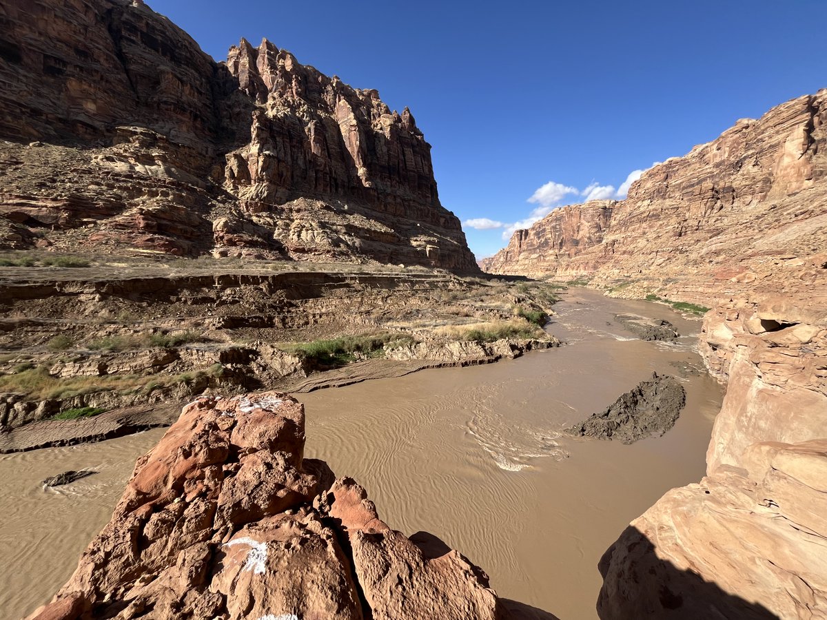 Another major sediment slump in Cataract Canyon has altered water flow in the main channel and created a new small rapid. Sediment and mud continue to move and alter river conditions upstream of the slump.  

Learn more here: nps.gov/cany/learn/new… 

📸: Davide Ippilito (OARS)