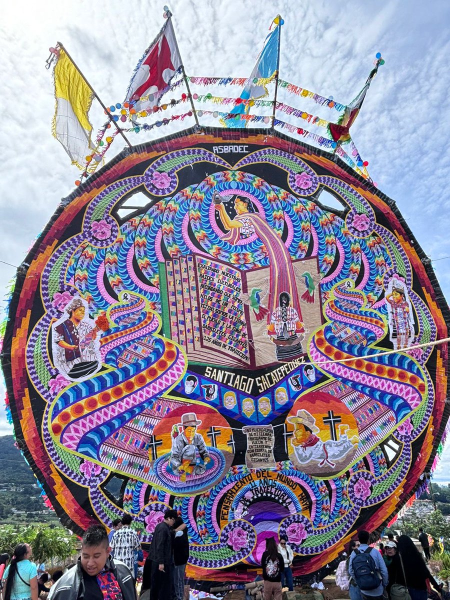 Los barriletes son portales de comunicación con el cosmos y nuestros ancestros, son parte del lenguaje del cielo que se mueve con el viento.

Las flores amarillas marcan el cambio de tiempo para recibir a nuestros seres queridos que viajan desde muy lejos para visitarnos.