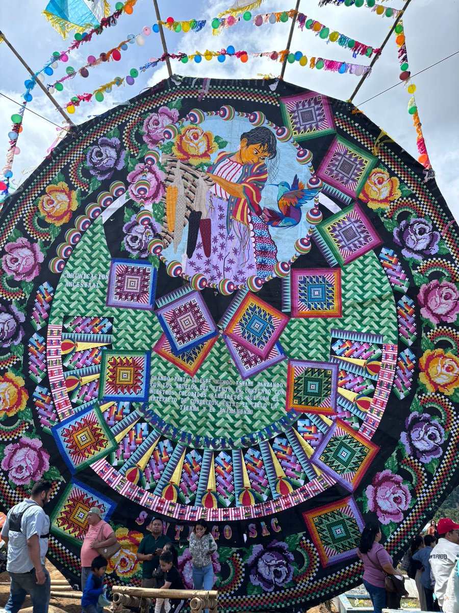 festivalesgt's tweet photo. Los barriletes son portales de comunicación con el cosmos y nuestros ancestros, son parte del lenguaje del cielo que se mueve con el viento.

Las flores amarillas marcan el cambio de tiempo para recibir a nuestros seres queridos que viajan desde muy lejos para visitarnos. 

Gracias una , dos y tres veces a la creatividad del universo.

#barriletes #guatemala #guatemalaimpresionante #mayas #artemaya