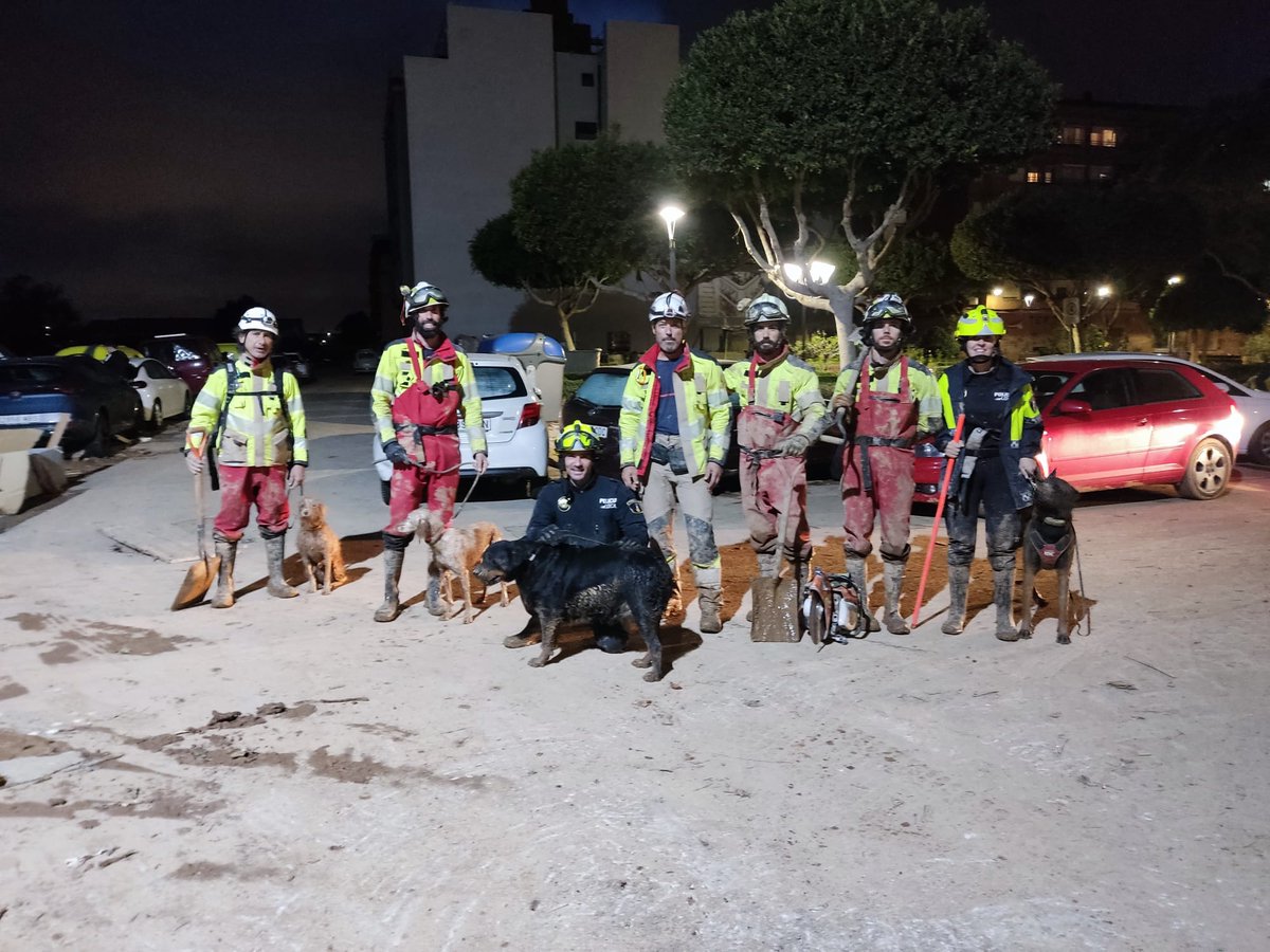 BomberosGranada's tweet photo. El operativo de Bomberos Granada desplazado a Valencia han estado en el día de hoy haciendo búsquedas en los alrededores de Catarroja. A última hora de la tarde han conseguido rescatar un perro. https://t.co/mBJc18c0ly