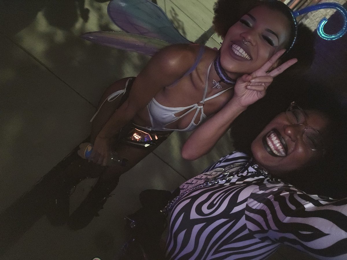 ChaoticAiko's tweet photo. #Hallowyn is always a time.
I missed you babes! @illuminatiskodi https://t.co/p3nqq83WLm