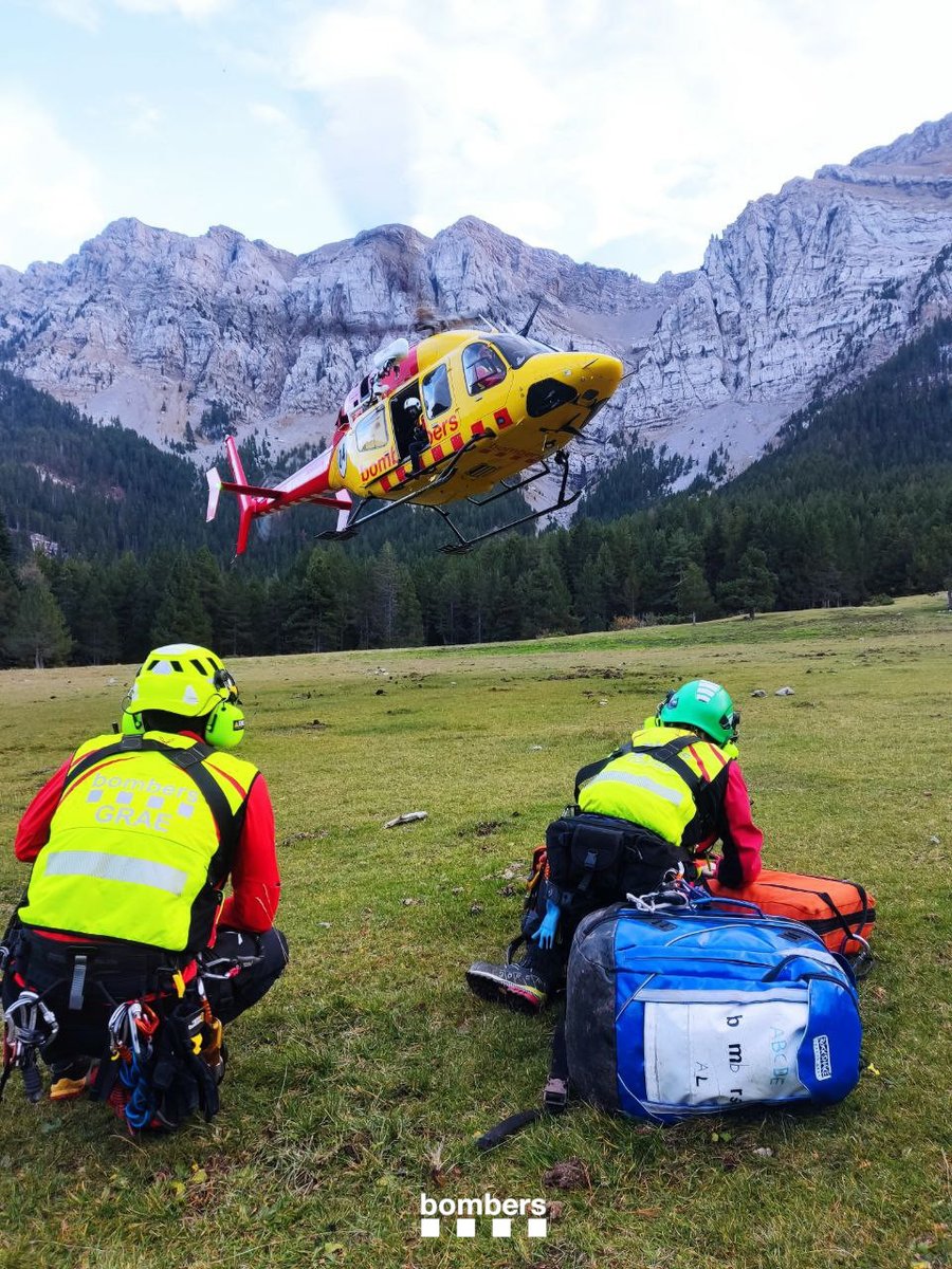 bomberscat's tweet photo. Treballem en el rescat d'un excursionista, indisposat, mentre feia una ruta en grup pel Prat de Cadí, en zona de difícil accés, a Montellà i Martinet (15.33h). Activem helicòpter #maer amb efectius #GRAE i metge @semgencat i accedim, fins el ferit, amb un gruatge. https://t.co/G0L82BiNsY