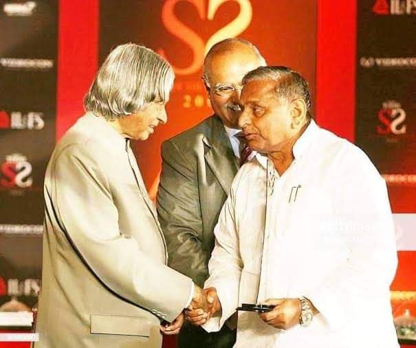 awesh29's tweet photo. मुलायम सिंह यादव ने देश को दो चीजें दीं।  एक अखिलेश यादव @yadavakhilesh और दूसरे पूर्व राष्ट्रपति एपीजे अब्दुल कलाम। 

अगर मुलायम सिंह यादव ना होते तो न तो देश का मिसाइल कार्यक्रम कलाम साहब के सफल नेतृत्व में आगे बढ़ पाता और नहीं कलाम साहब देश के राष्ट्रपति बन पाते। सीधे कहिए तो देश का मिसाइल कार्यक्रम मुलायम सिंह यादव की वजह से ही बढ़ पाया। यह बात जाननी चाहिए कि कलाम साहब पहले पूर्व रक्षामंत्री मुलायम सिंह यादव के सलाहकार भी थे।

कलाम साहब को जो कुछ भी थोड़ी बहुत हिंदी आती थी वह मुलायम सिंह यादव ने ही सिखाई थी। यह बात कलाम साहब ने सैफई में एक रैली के दौरान स्वीकार भी की थी।  

यह बात बहुत कम लोगों को पता होगा कि भारत अमेरिका न्यूक्लियर डील को लेकर के जो सपा का हृदय परिवर्तन हुआ उसके पीछे भी कलाम और मुलायम सिंह जी की मित्रता थी। 2008 में मनमोहन सिंह जी की सरकार इस मुद्दे पर पैदा हुए गतिरोध को दूर करने के लिए जी जान से लगी हुई थी। तभी मनमोहन सिंह साहब को कलाम साहब का ख्याल आया। उन्होंने कलाम साहब से रास्ता निकालने को कहा।

फिर क्या था कलाम साहब ने मुलायम सिंह जी को बुलाया और कहा "डील भारत के हित में है।" मुलायम सिंह यादव  ने मित्र की बात मानी वह तत्काल सहमत हो गए और सरकार की मुश्किलें खत्म हो गईं।